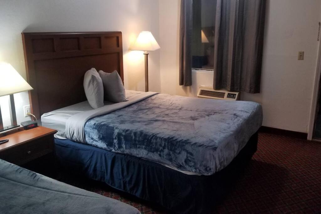 Hotel 2 Queen Beds Hotel Room 222 Wi-Fi Hot Tub Booking Стилуотер Экстерьер фото